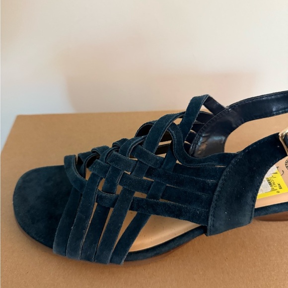 Elegant Navy Women's Sandals Bella bits sz 7m blue suede new - Picture 3 of 4